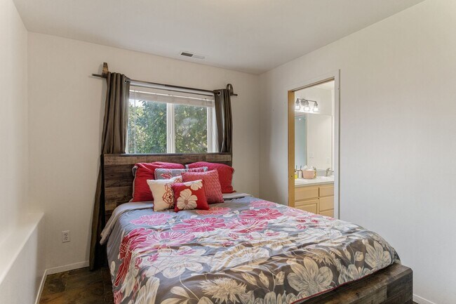 Building Photo - Beautiful 3 Bedroom 3 Bathroom Home With Stunning Views