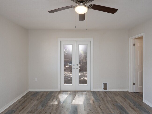 Building Photo - 3525 Riviera Dr