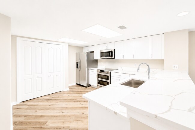 Building Photo - Elegance and Beachfront Living