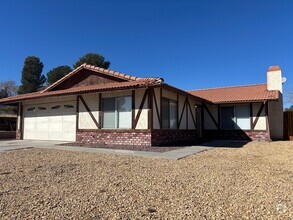 Building Photo - Spacious Home