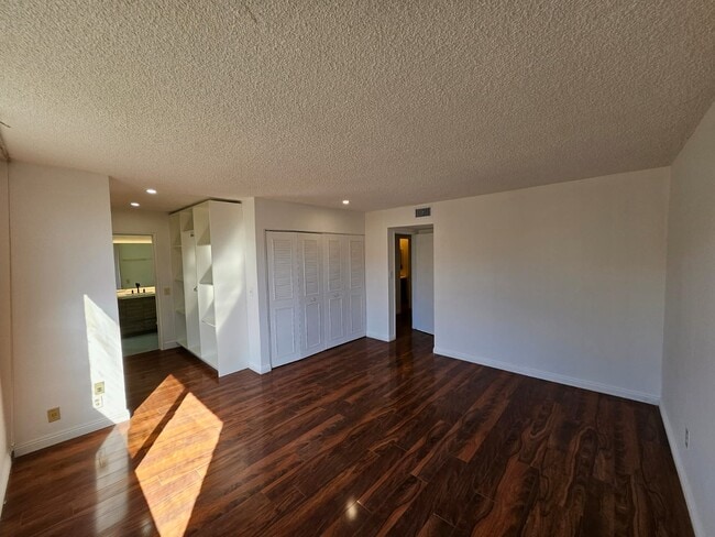 Building Photo - 1300 Midvale Ave