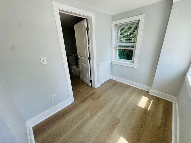Building Photo - Remodeled 4bd/2 bath Home with Rear yard!!...