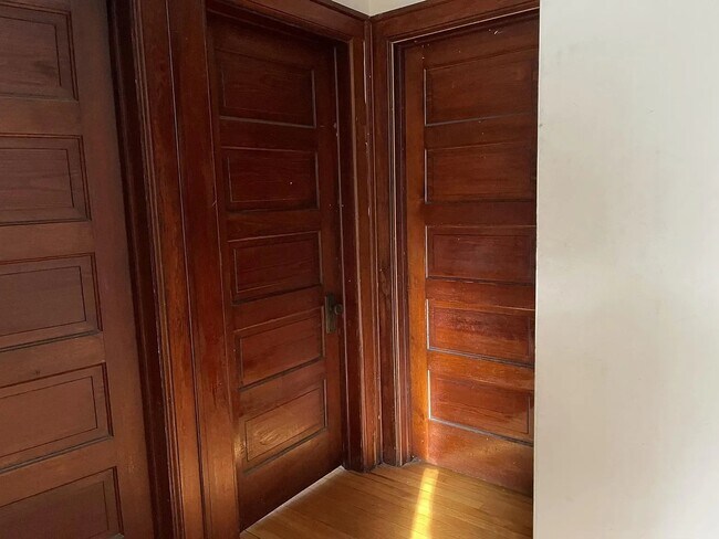 Building Photo - 1008 W Huron St