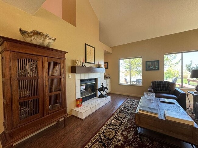 Building Photo - 13th Fairway Views at Lakeridge Golf Course, 3 bed / 2.5 bath! Available Now!