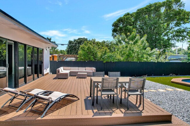 Building Photo - 5313 NE 1st Ave