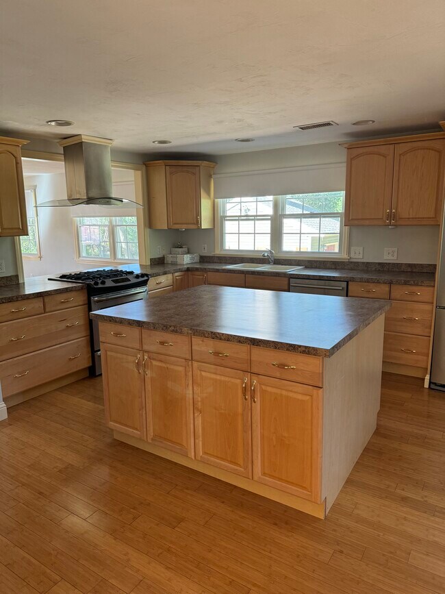 Building Photo - 173R Maple Ave