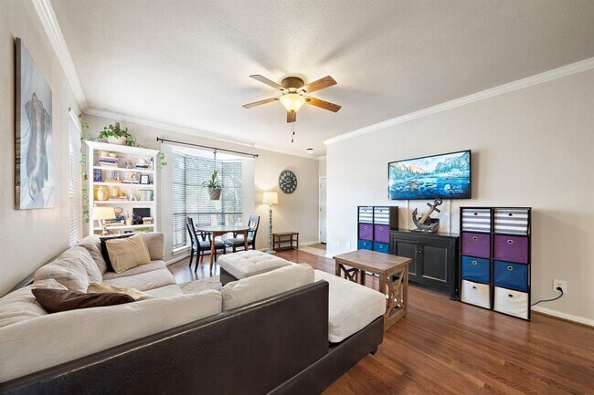 Building Photo - 2255 Braeswood Park Dr