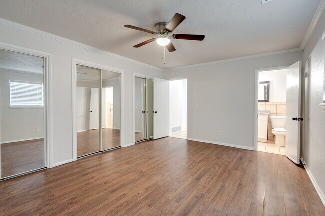 Building Photo - 324 NE 60th St