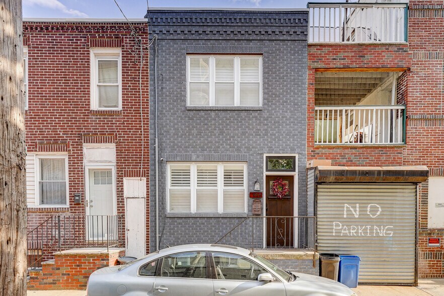 Outside - 905 Watkins St