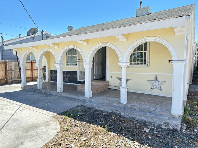 Building Photo - 3 Bedrooms 1  Bathroom  House In a Quiet A...