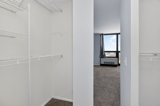 Building Photo - 2500 N Lakeview Ave