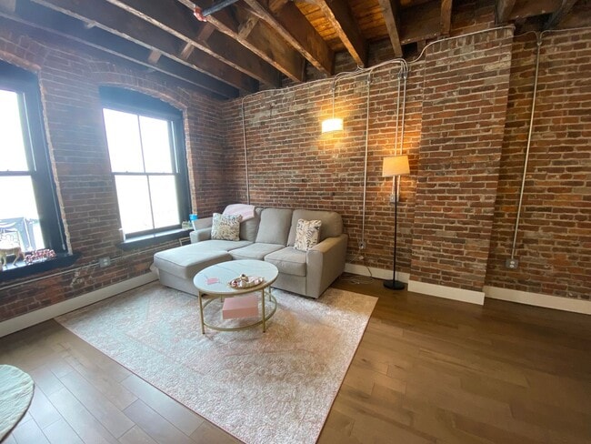 Building Photo - LEASING SPECIAL: $500 off your first month's rent AND no security deposit! Just pay $500 move-in ...