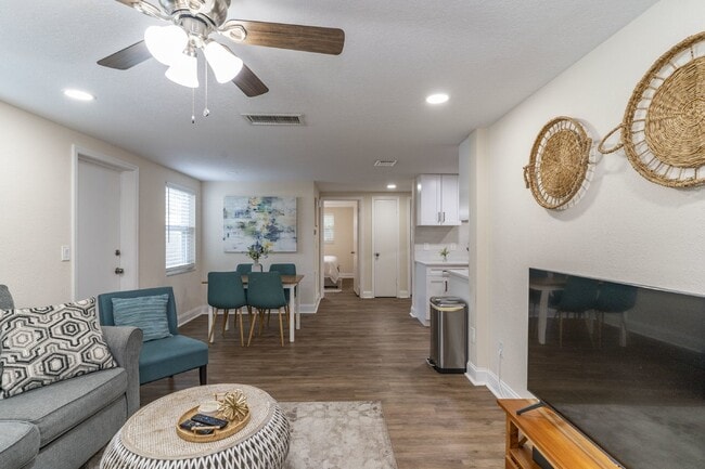 Building Photo - BEAUTIFUL UNIT JUST 5 MINUTE WALK TO DOWNTOWN