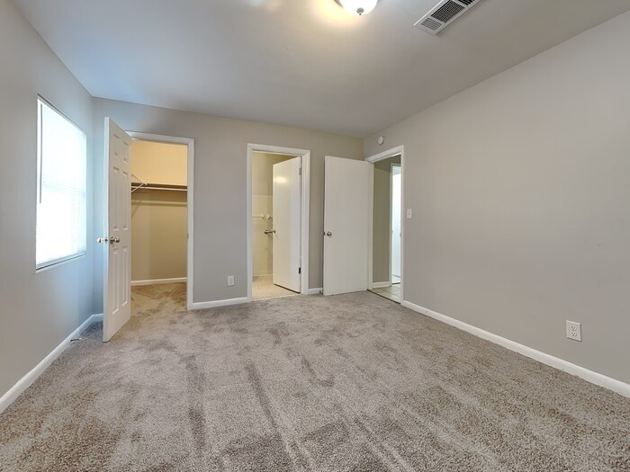 Building Photo - 10927 Regency Dr