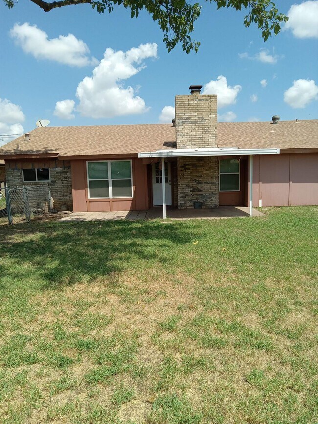 Building Photo - 2313 Randolph Dr