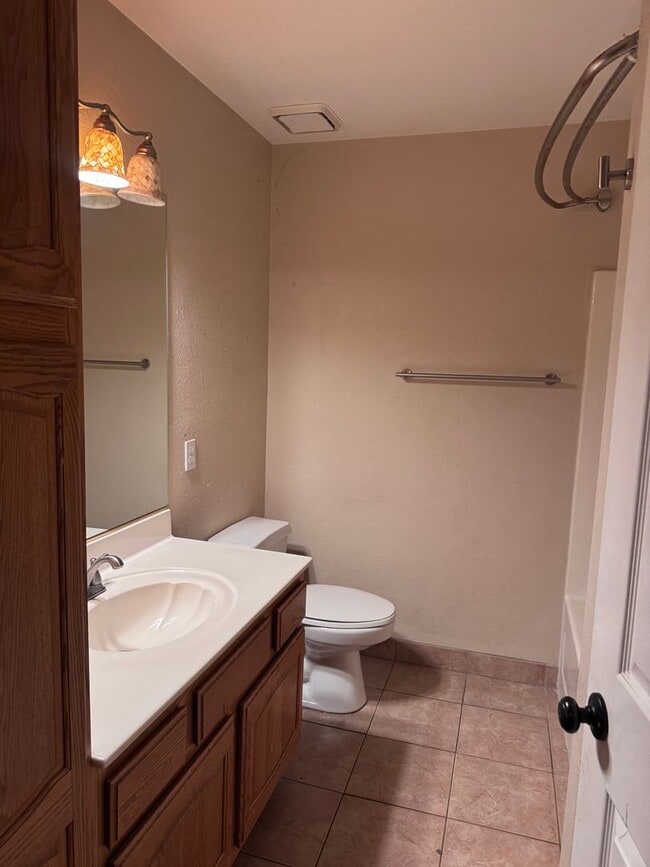 Building Photo - upper level with balcony - Boulder City