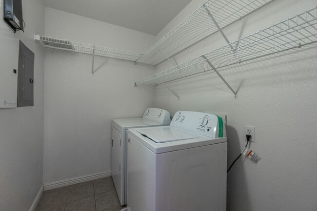 Building Photo - Hidden Valley Townhome For Rent!