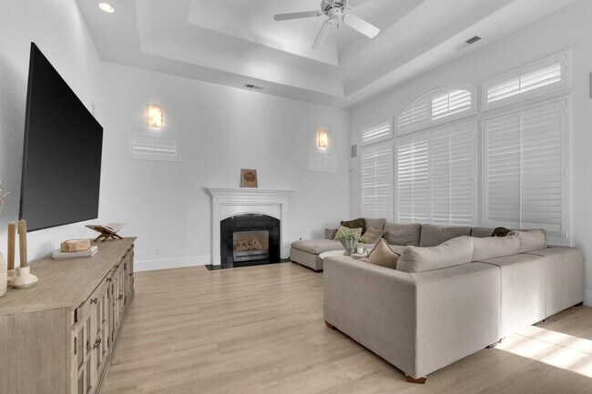 Building Photo - 1103 E Newhall Dr
