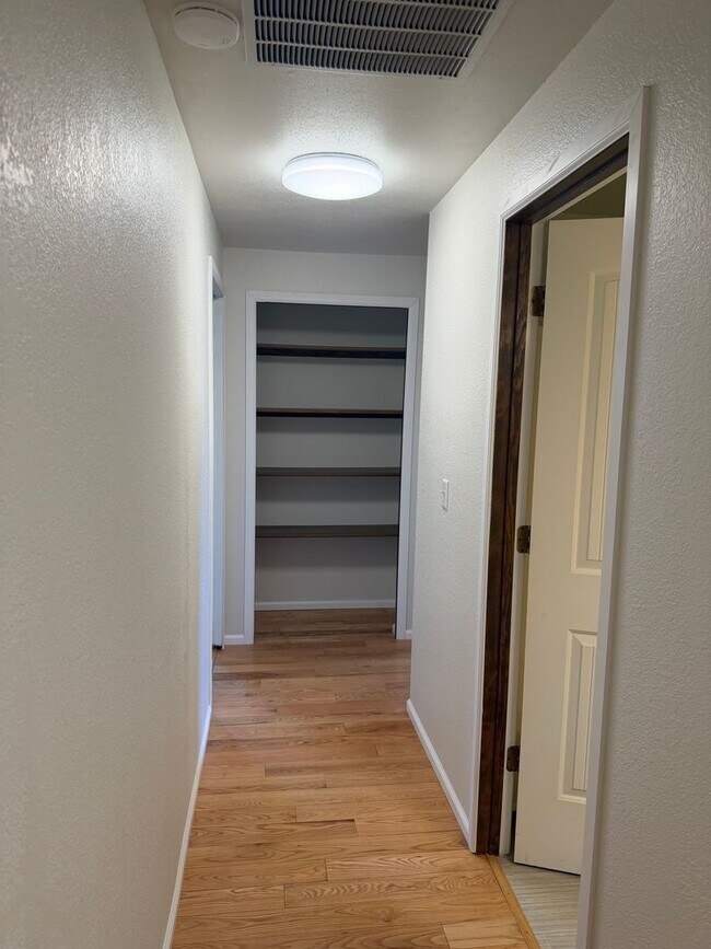 Building Photo - Updated 3-bedroom, 2-bathroom house in desirable Thurston neighborhood!