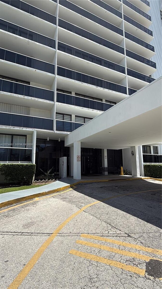 Building Photo - 3675 N Country Club Dr