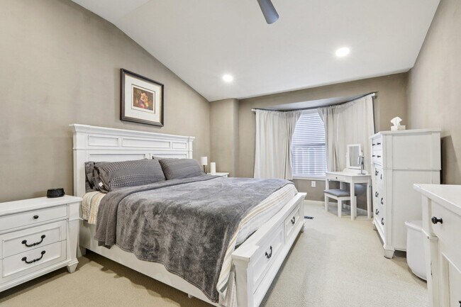 Building Photo - 273 Roslyn Ct