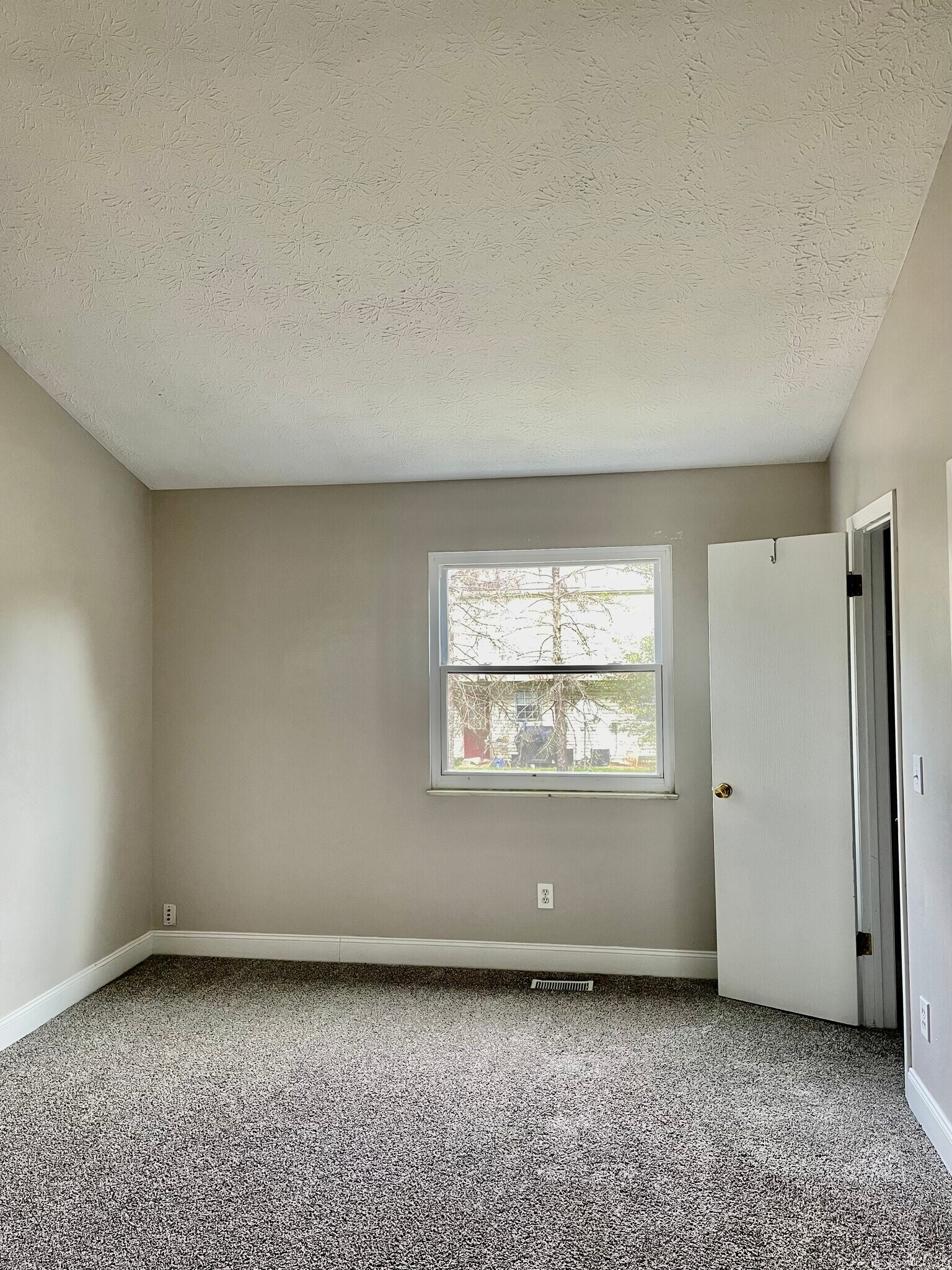 master bedroom upstairs w walk in closet & master bath - 5042 Magnolia Blossom Blvd