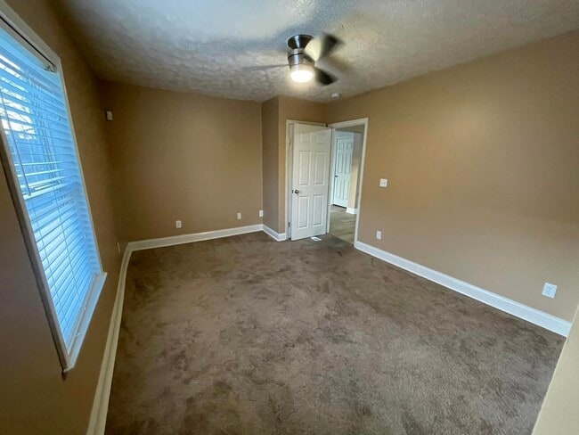 Building Photo - 332 E Lincoln St