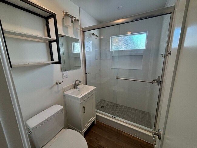 Building Photo - Spacious 3 bedroom 2 bath