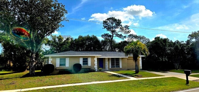 Building Photo - Charming Corner Lot Home in Deland- Near T...