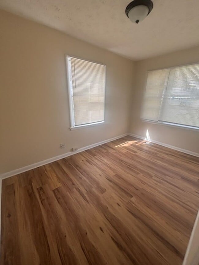 Building Photo - Knoxville 37915 - 2 bedroom 2 bath - call Howard Grower 865-705-0969