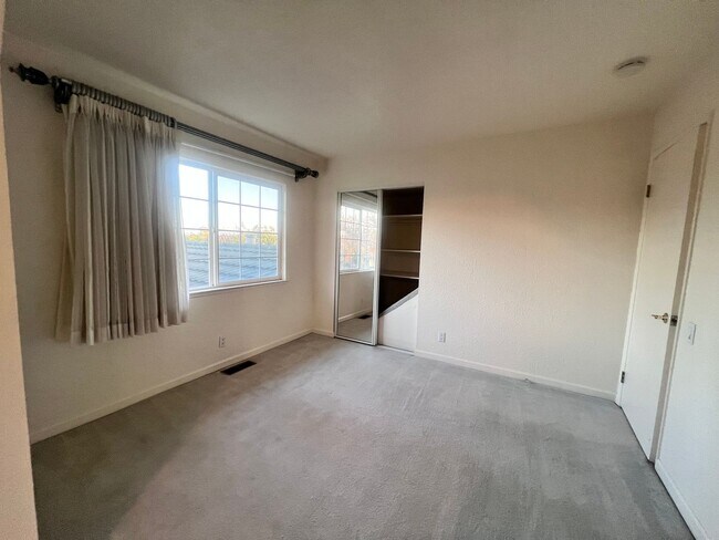 Building Photo - $500 OFF FIRST MONTH'S RENT!!!  BEAUTIFUL TWO LEVEL 3BD/3BA HOME AVAILABLE IN NEWARK, CA !!!!!!