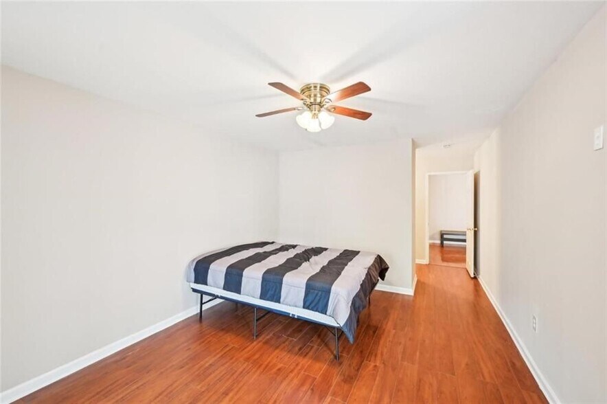 Building Photo - 2303 Pine Heights Dr NE