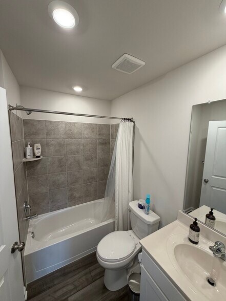 Building Photo - 454 18th Ave