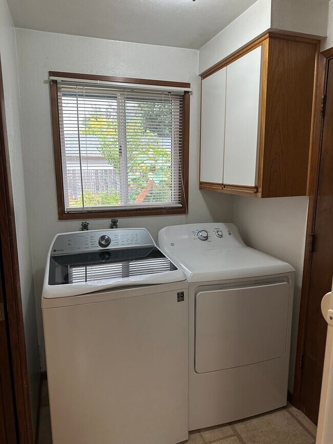 Building Photo - Beautiful 3 bedroom 2 bath house in Thurston!