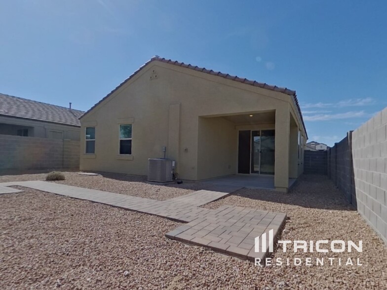 Building Photo - 31062 W Mulberry Dr