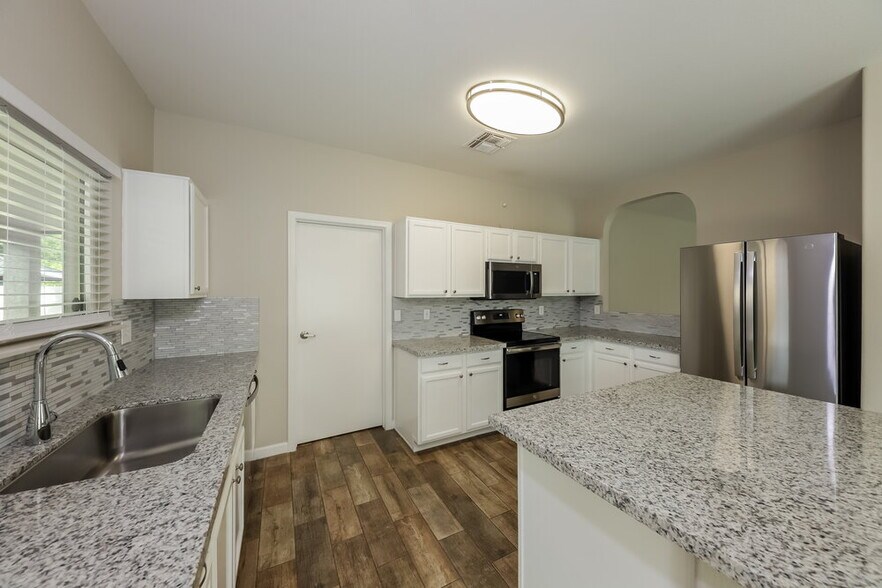 Building Photo - 10609 W Angels Ln