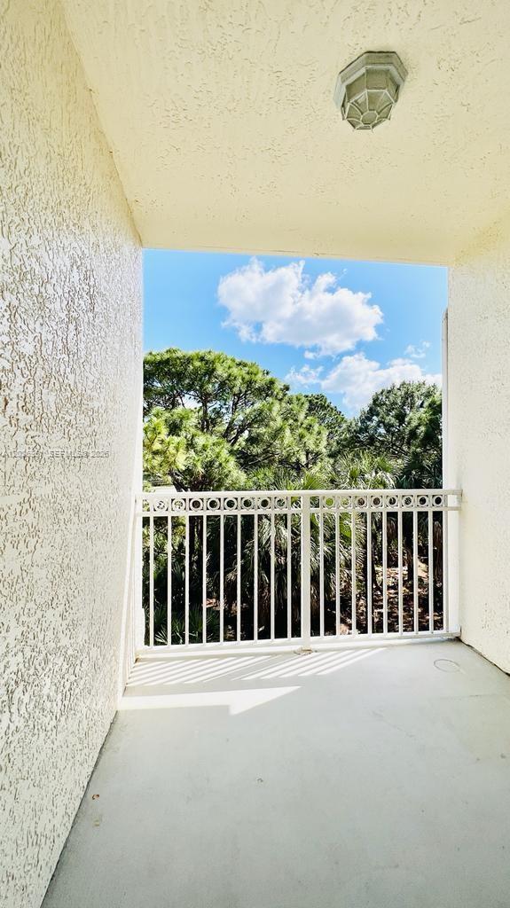 Building Photo - 2304 Myrtlewood Cir E