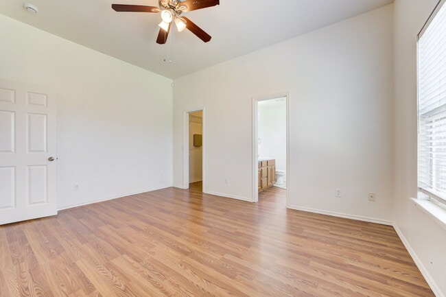 Building Photo - 2813 Edgemere Dr