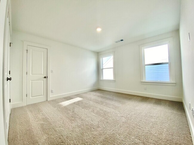 Building Photo - 643 Conifer Dr