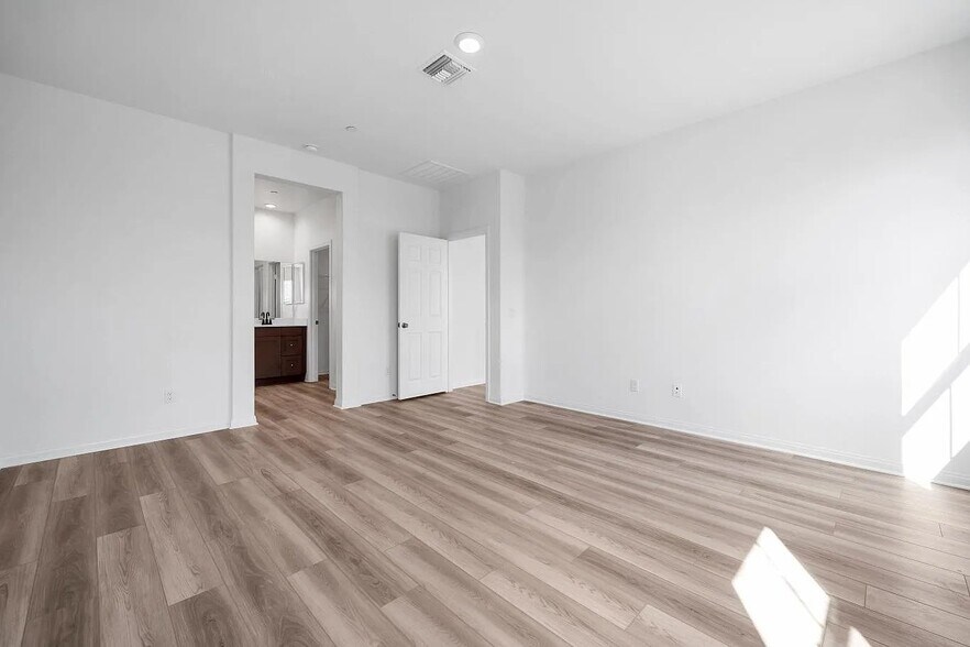 Building Photo - 3315 S Primrose Dr