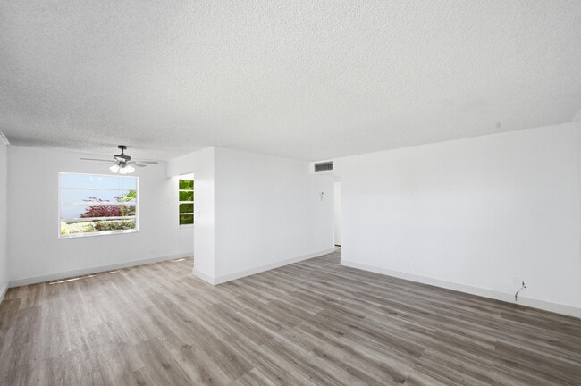 Building Photo - 452 Normandy Ln