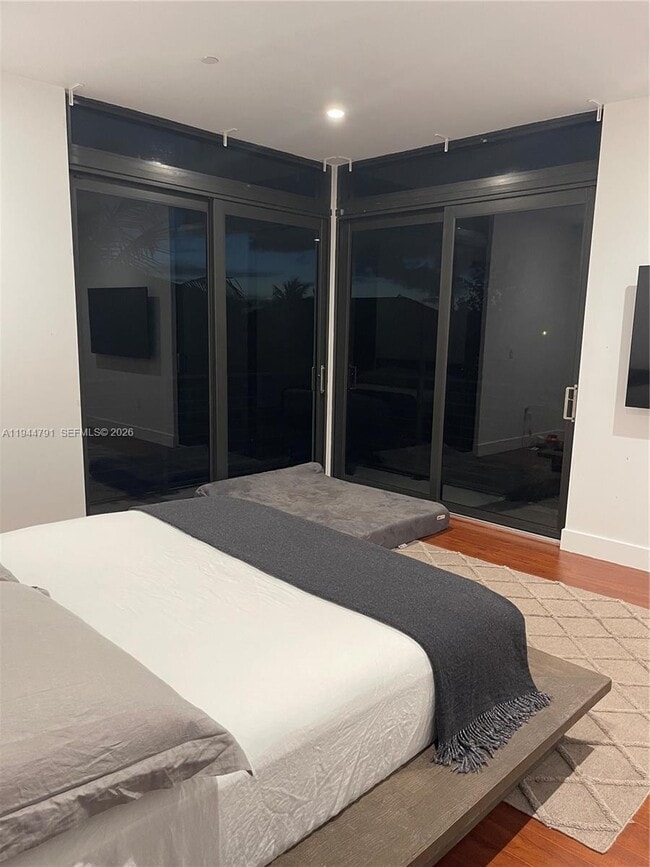 Building Photo - 909 NE 16th Terrace