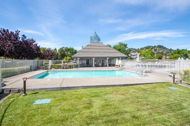 Building Photo - 10 Gregory Pl