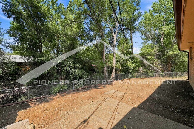 Building Photo - Charming 1/2 Duplex on Quiet Cul-De-Sac with Fenced Yard