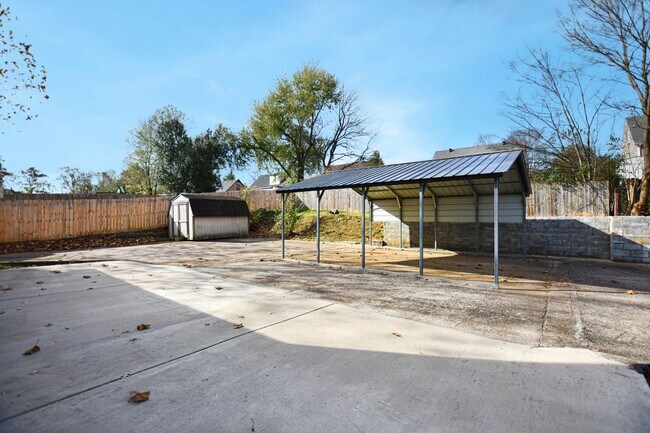Building Photo - Pet Friendly Three Bedroom!