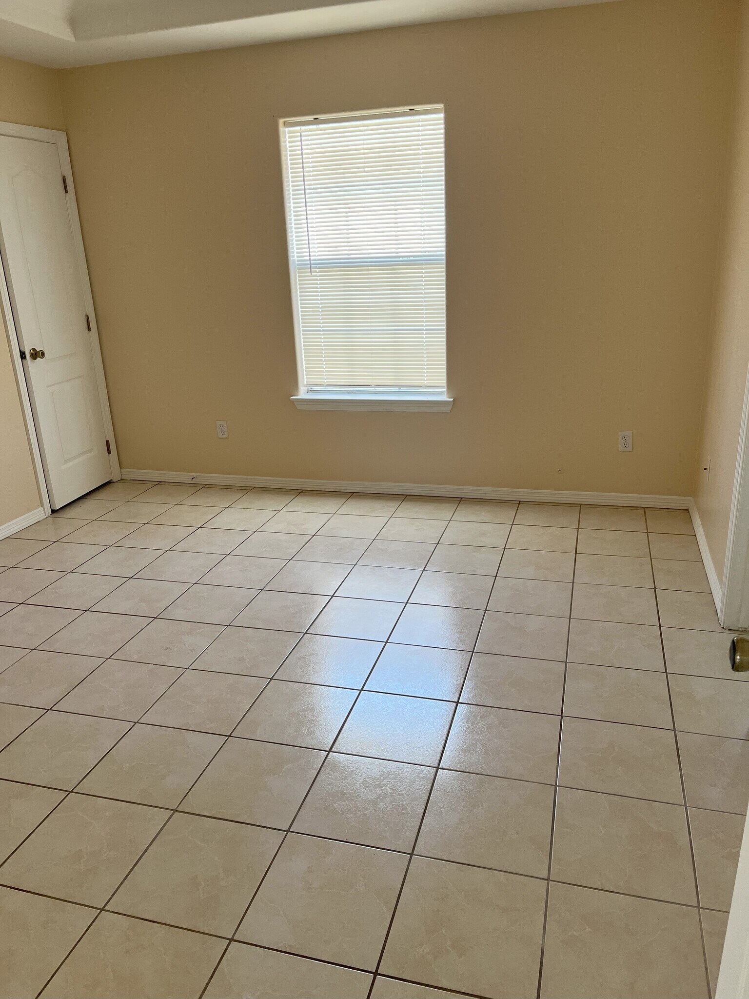 Building Photo - 825 W Bronze Dr