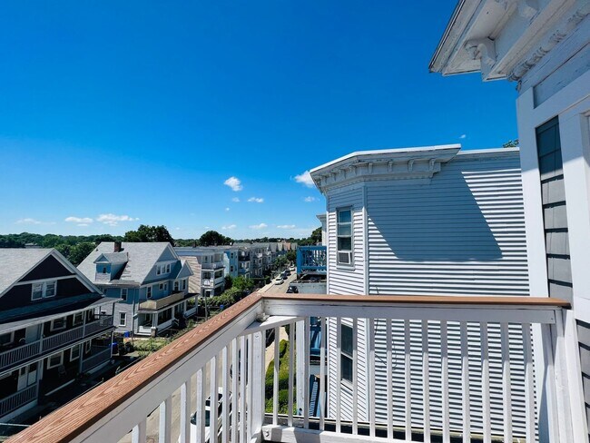 Building Photo - NEWLY RENOVATED PENTHOUSE UNIT