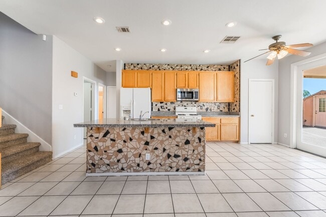 Building Photo - Beautiful 5 bed home with sparkling pool located in the heart of Las Vegas!