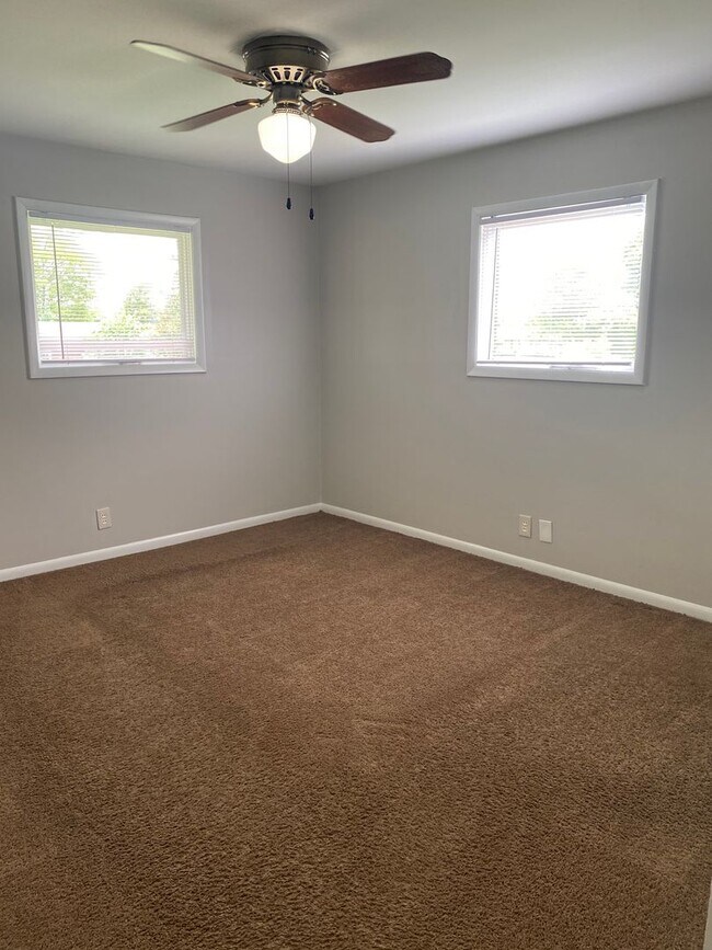 Building Photo - Charming 4 BR, 2 BA, Close to MTSU, 1 Car Garage, Large Carport