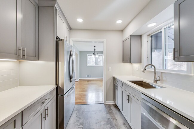 Building Photo - Spacious 3BR/2BA Rambler with Heated Sun-room and Slate Patio!